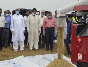 স্বাস্থ্যবিধি মেনে ধান কাটতে শ্রমিক আসছে হাওরেঃ কৃষিমন্ত্রী