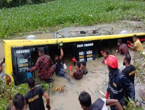 চলন্ত বাস গভীর খাদে, ২১ যাত্রী নিখোঁজ