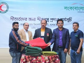 রেড ক্রিসেন্টকে শীতবস্ত্র দান করলো লংকাবাংলা ফাউন্ডেশন